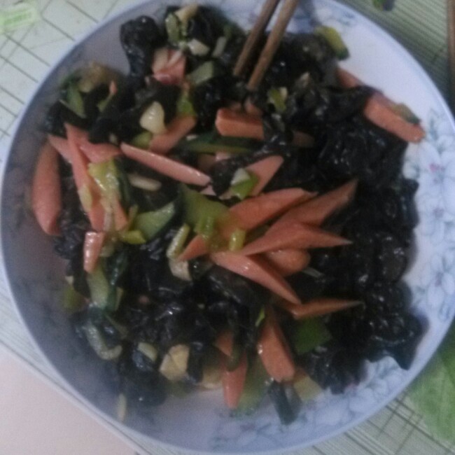 火腿肠爆炒黑木耳