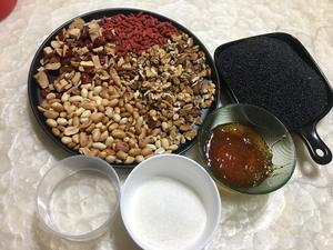 黑芝麻核桃花生枸杞红枣片（脆版）的做法 步骤1