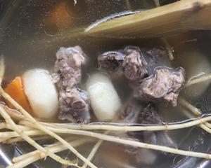 茅根竹蔗马蹄胡萝卜排骨汤的做法 步骤6