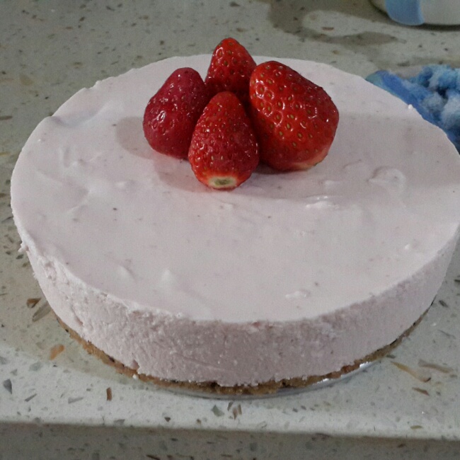 草莓果粒冻芝士蛋糕