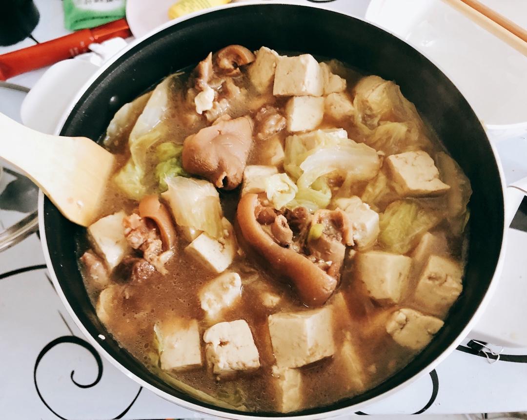 减肥通乳猪蹄海带节豆腐汤