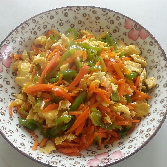 胡萝卜青椒炒鸡蛋的做法