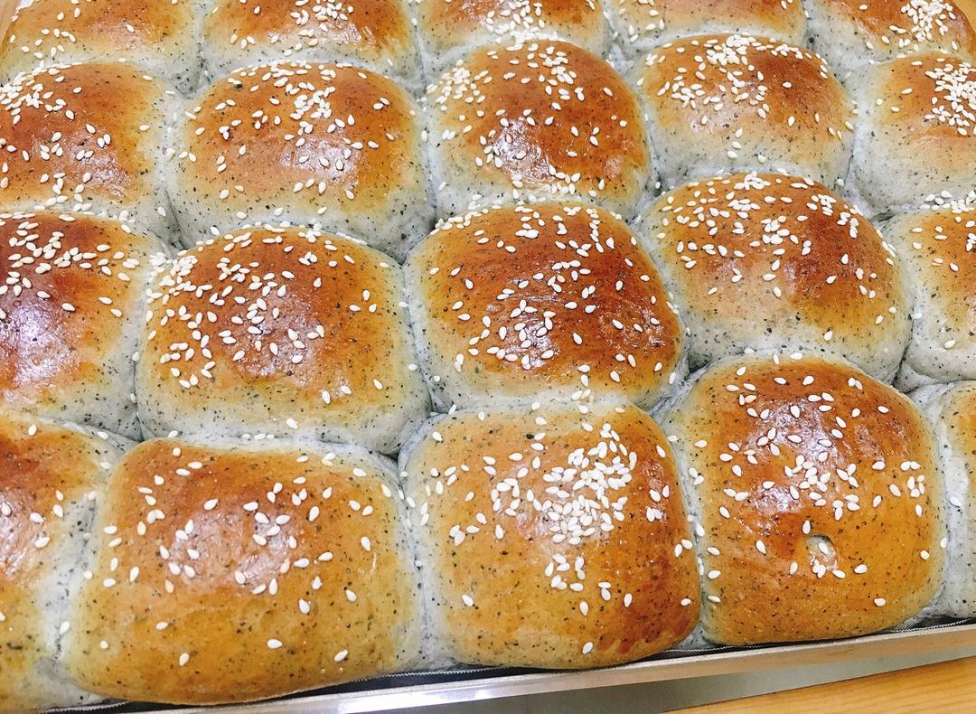 lecker007做的黑芝麻餐包~面包界的黑美人