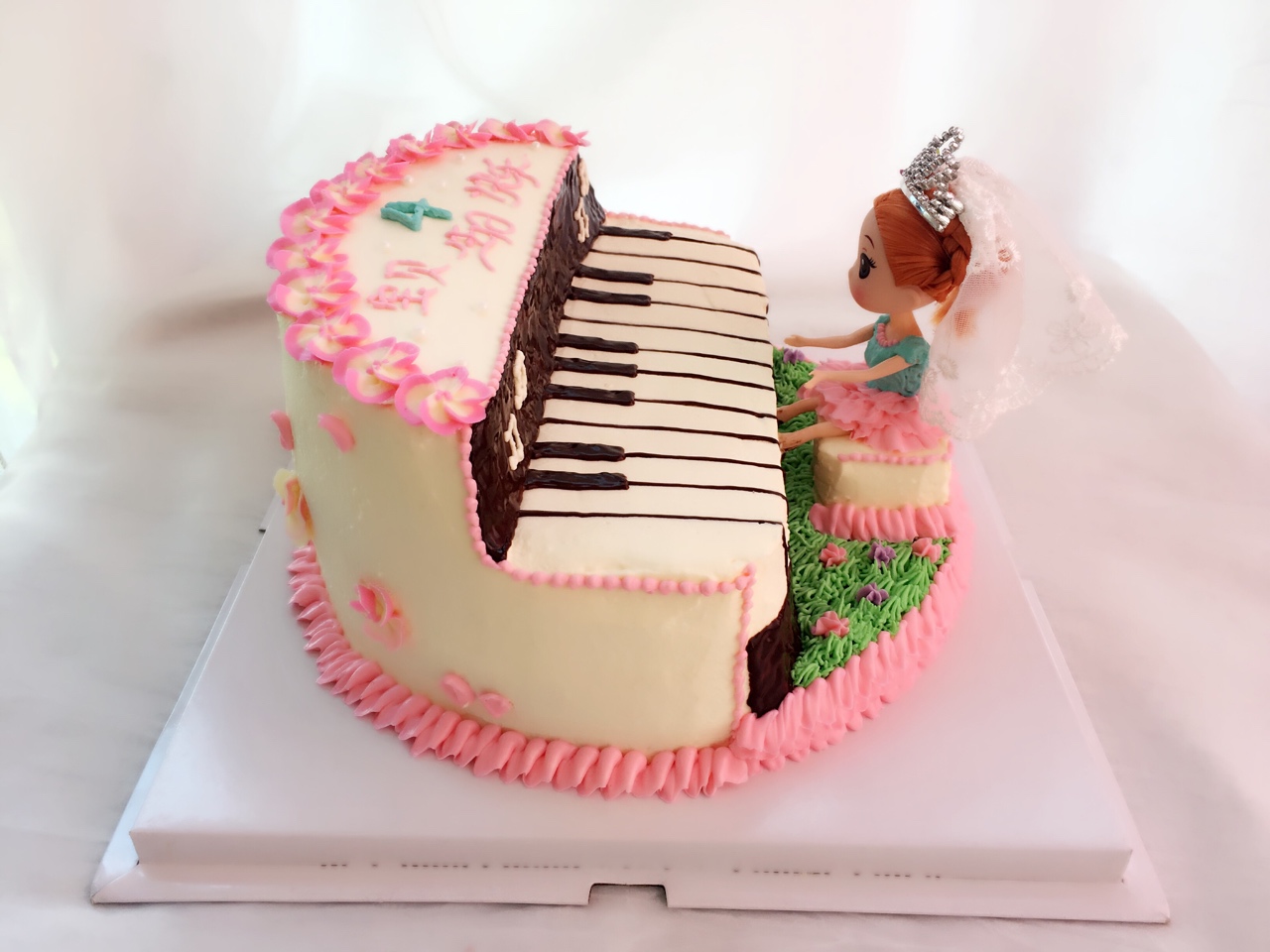 钢琴女孩造型蛋糕