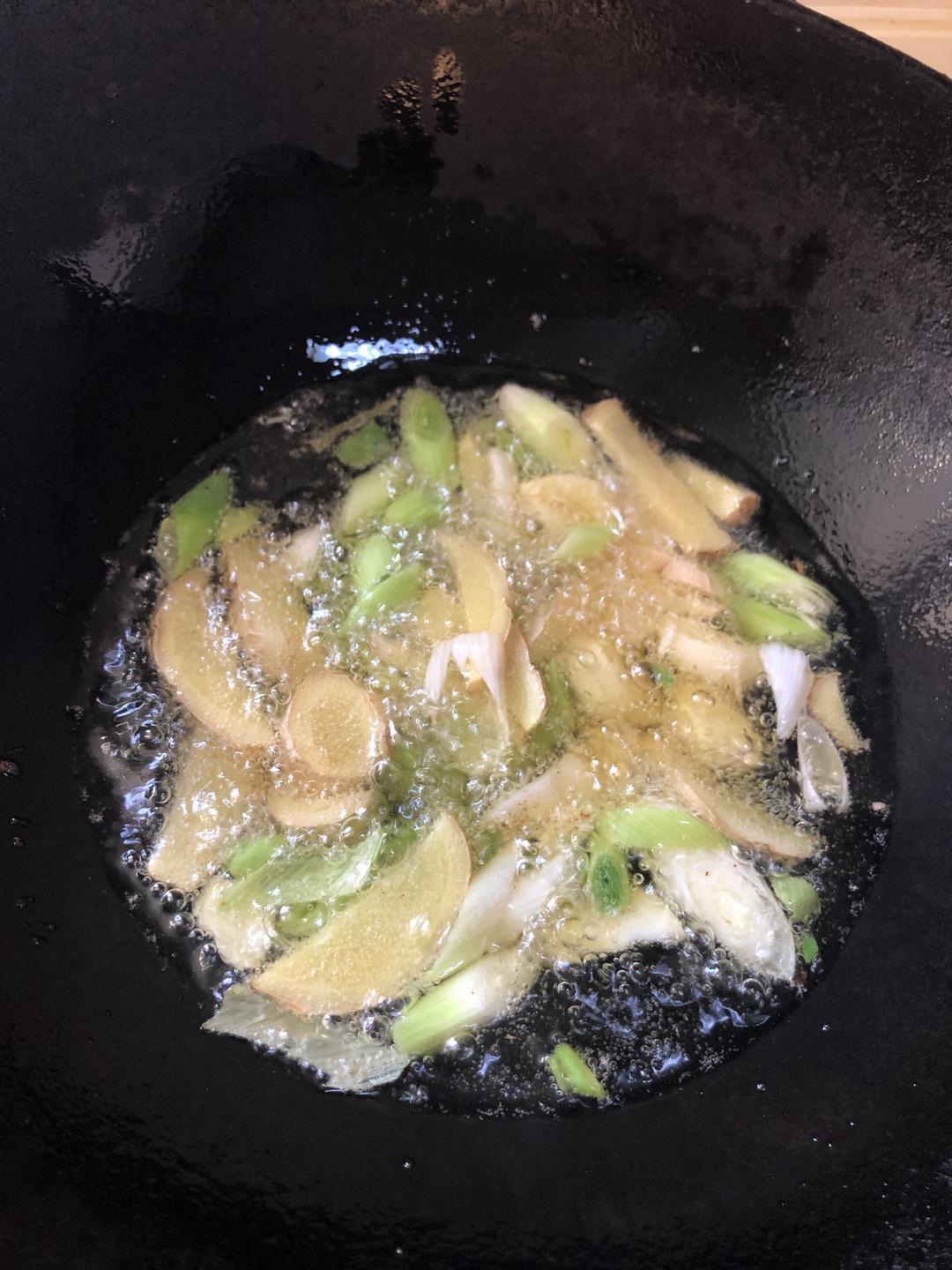 香菇鲜肉虾仁水饺的做法 步骤1