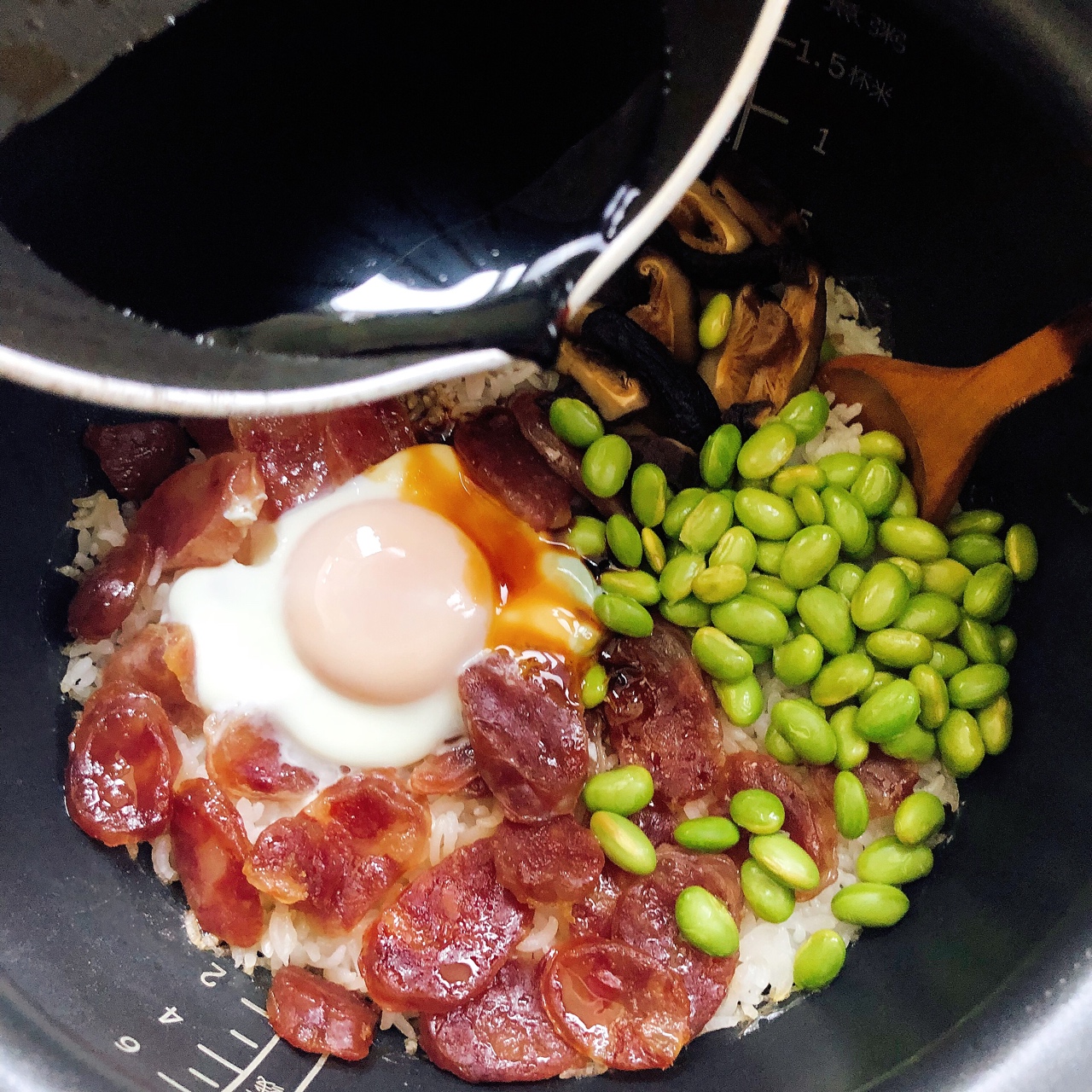 电饭煲香肠煲饭图片