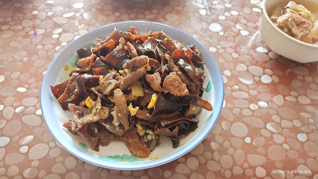 最喜爱的东北菜！木耳炒肉片
