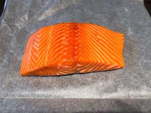 青柠黑椒三文鱼 parchment paper wrapped bake salmon 烘焙纸包裹法的做法 步骤1