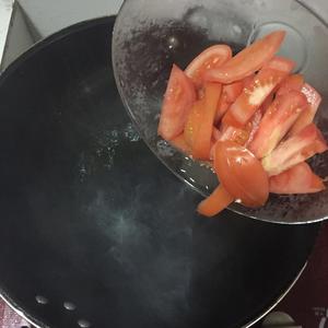 番茄玉米鲜虾汤饭的做法 步骤2