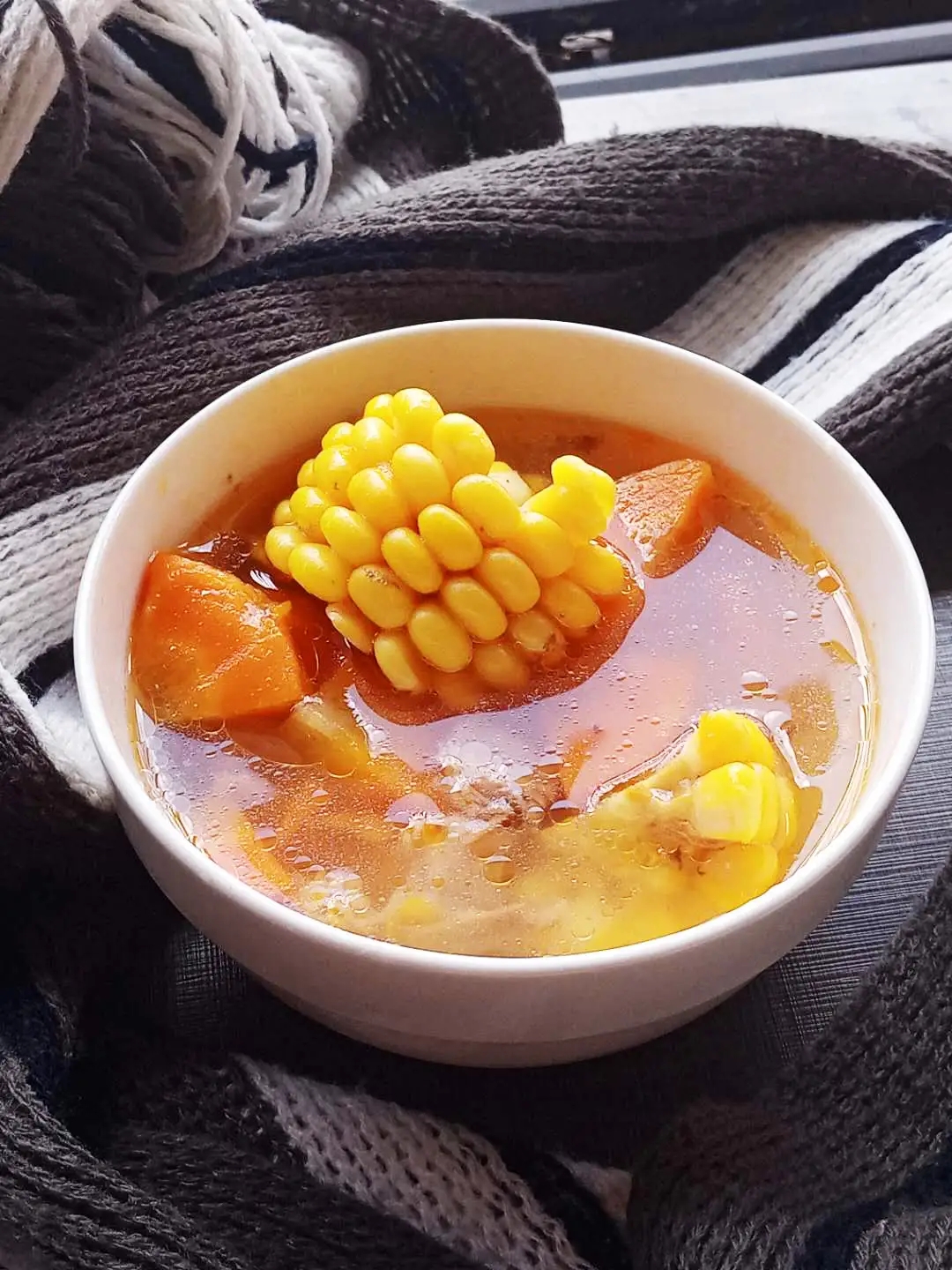 孕期滋补靓汤之胡萝卜玉米筒骨汤的做法