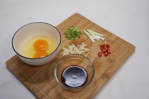 黄金蛋炒平菇的做法 步骤2
