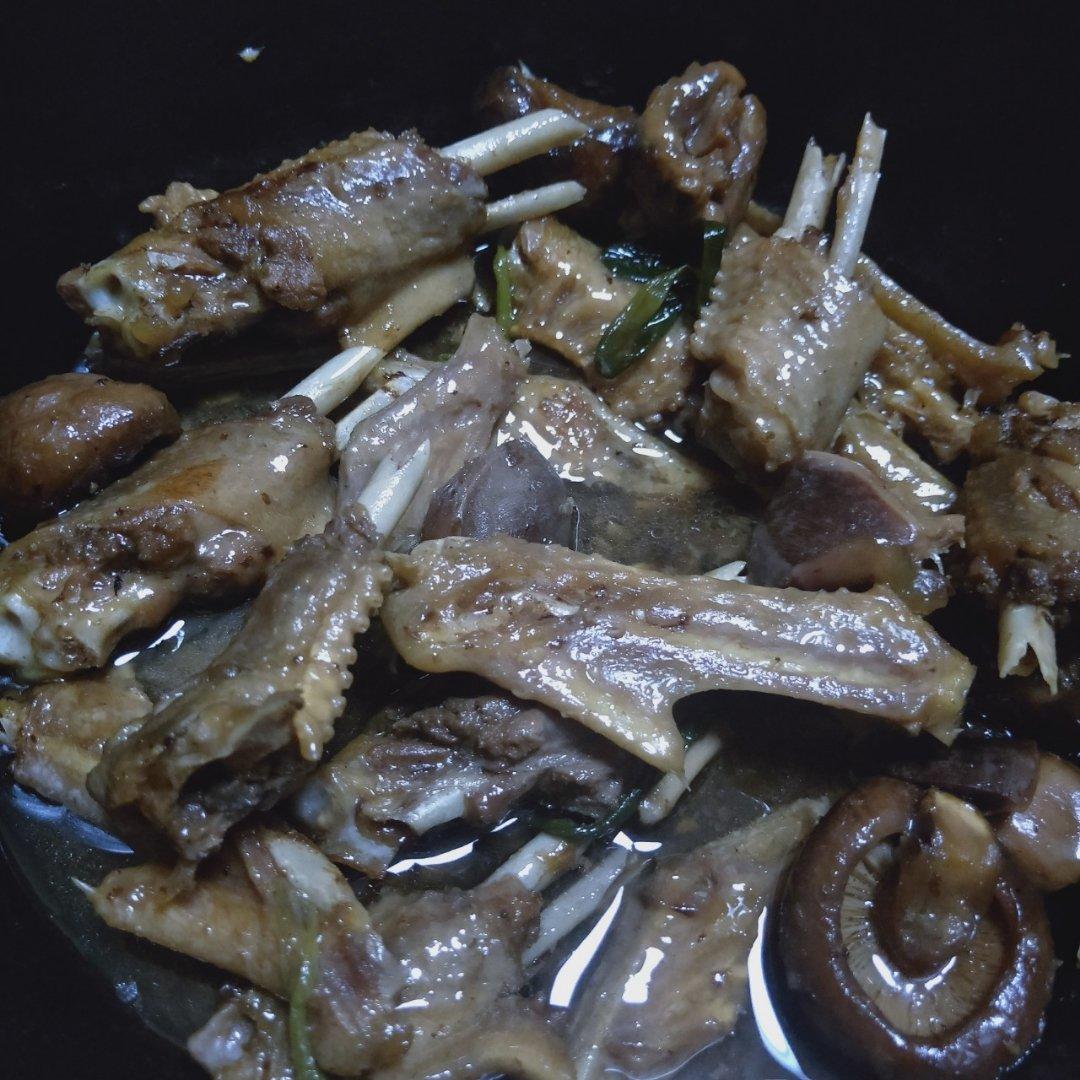 冬菇焖鹅掌翼
