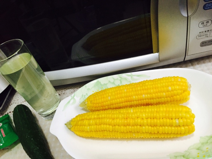 福杯满溢叶子做的清煮甜玉米