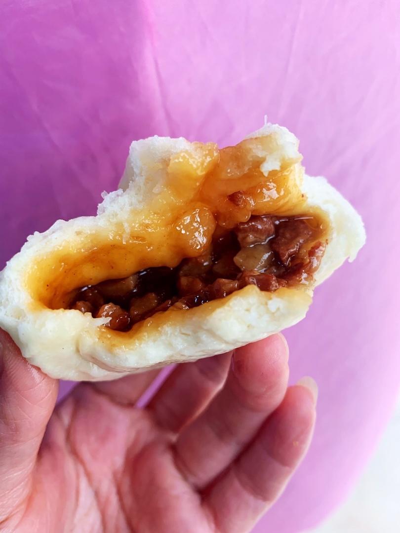 云朵般松软爆浆蜜汁叉烧包