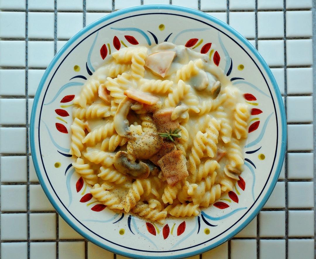 奶油蘑菇培根意面