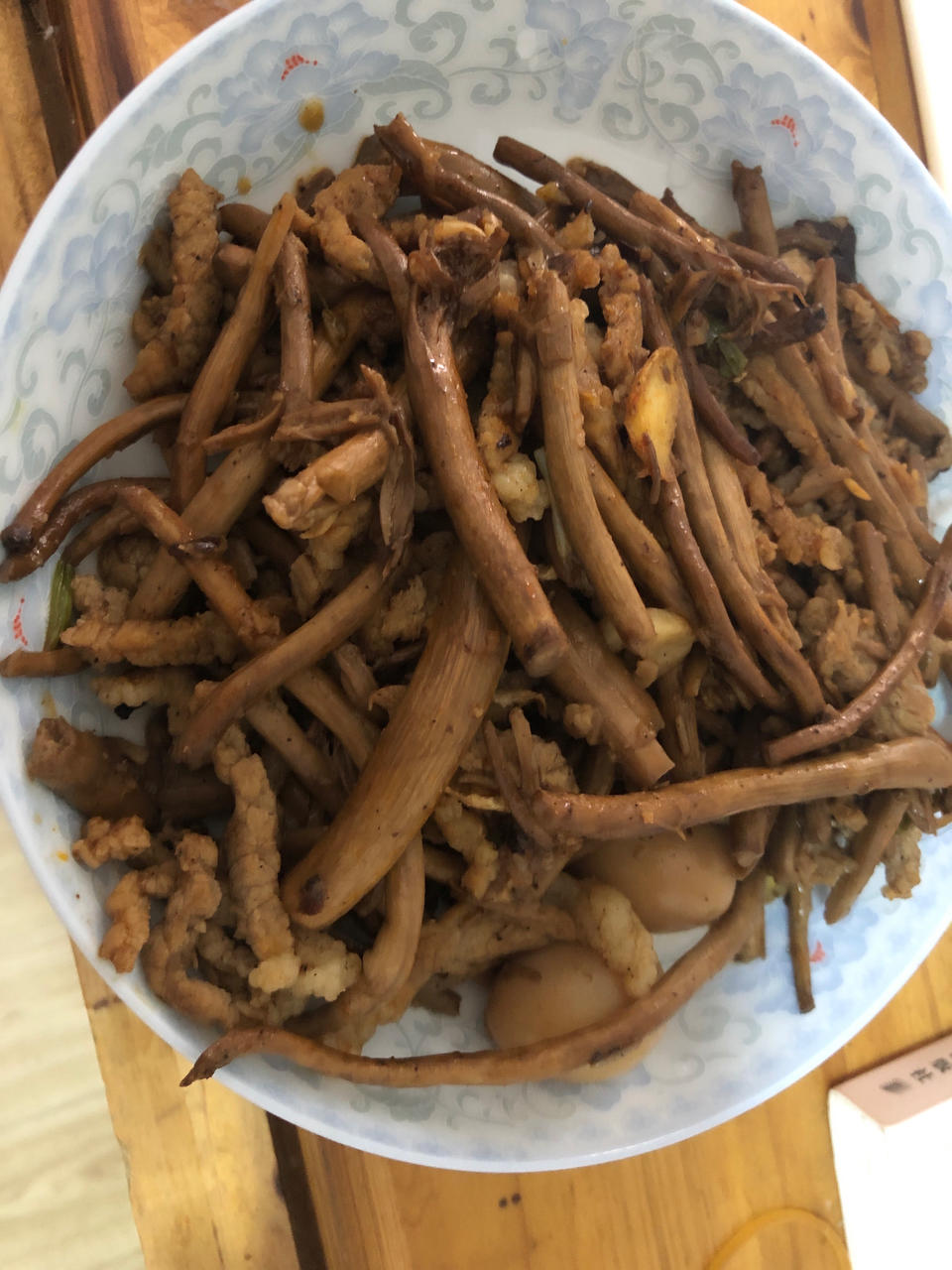 牛肉丝炒茶树菇