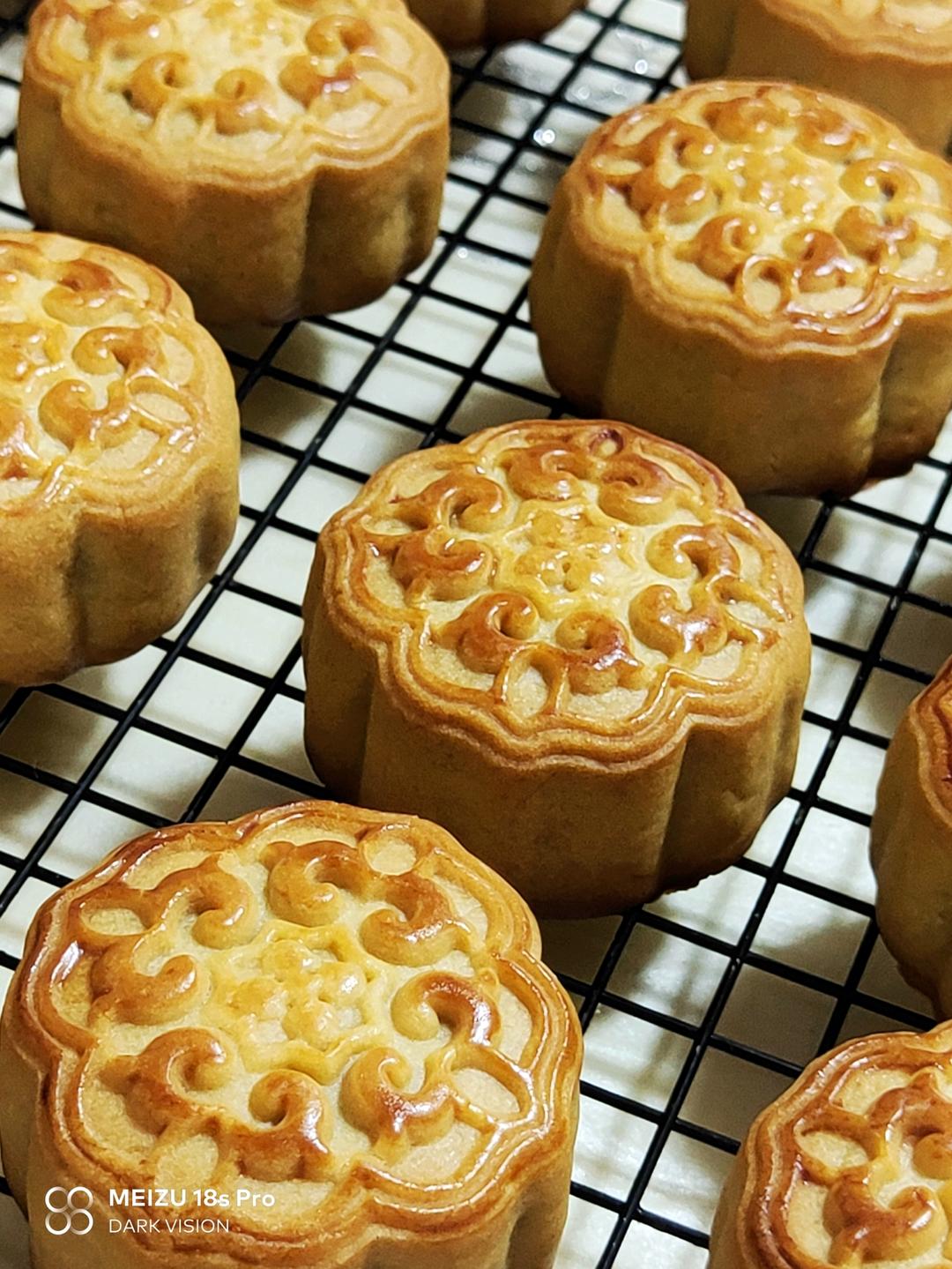 广式莲蓉蛋黄、黑芝麻蛋黄月饼
