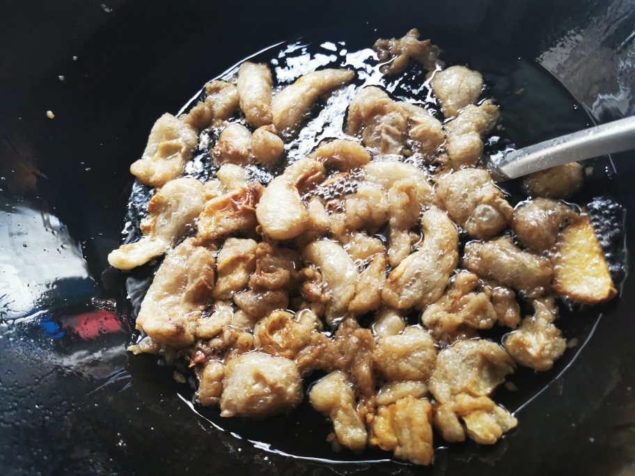 好吃的饭菜的灵魂—熬猪油 熬油渣的做法 步骤4