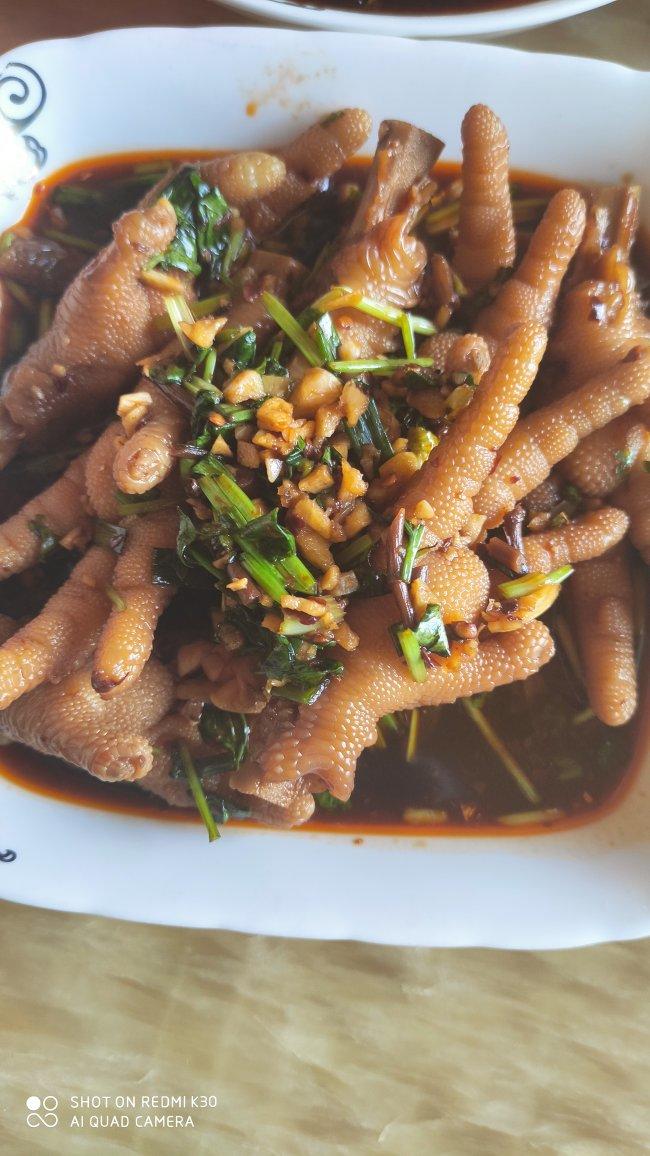 就像有句话所说：成年人的世界里，从来就没有“容易”二字。很多时候，你只能单枪匹马，直面生活的兵荒马乱。