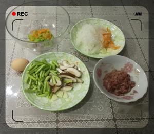 [便当来了]萝卜牛肉丝，芦笋炒香菇，苦瓜胡萝卜煎蛋的做法 步骤1