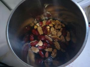 花生核桃红枣豆浆的做法 步骤3