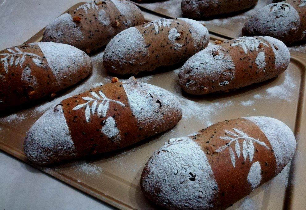 黑麦红枣核桃黑芝麻软欧面包