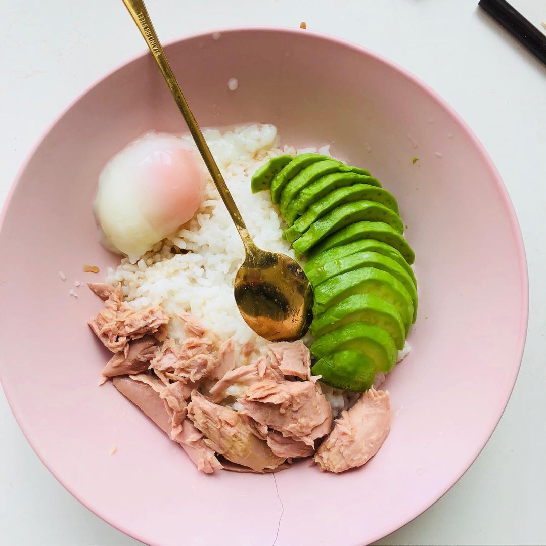 牛油果温泉蛋拌饭
