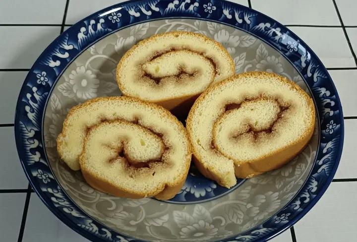 草莓酱蛋糕卷