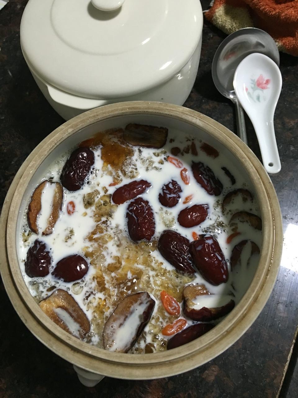牛奶桃胶炖雪燕
