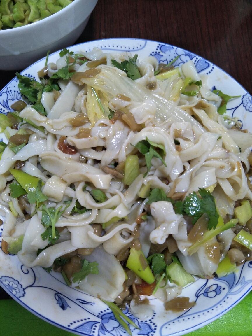 尖椒茄汁肉丁炸酱面