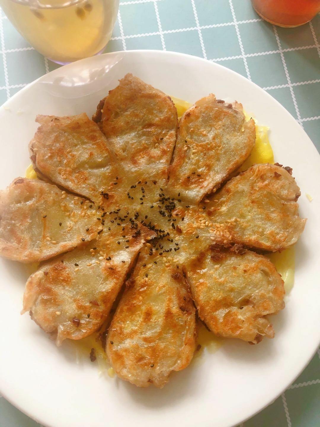 香肠酥皮卷：手抓饼皮还能这样吃，不用和面快速搞定早餐