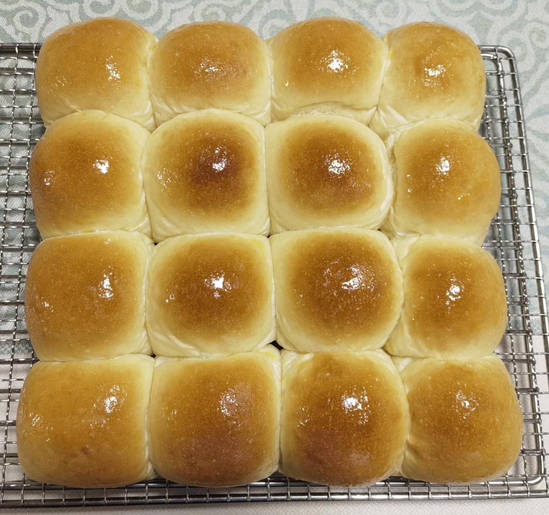 又香又软又拉丝，咬一口奶香十足！超治愈的淡奶油波兰种小餐包