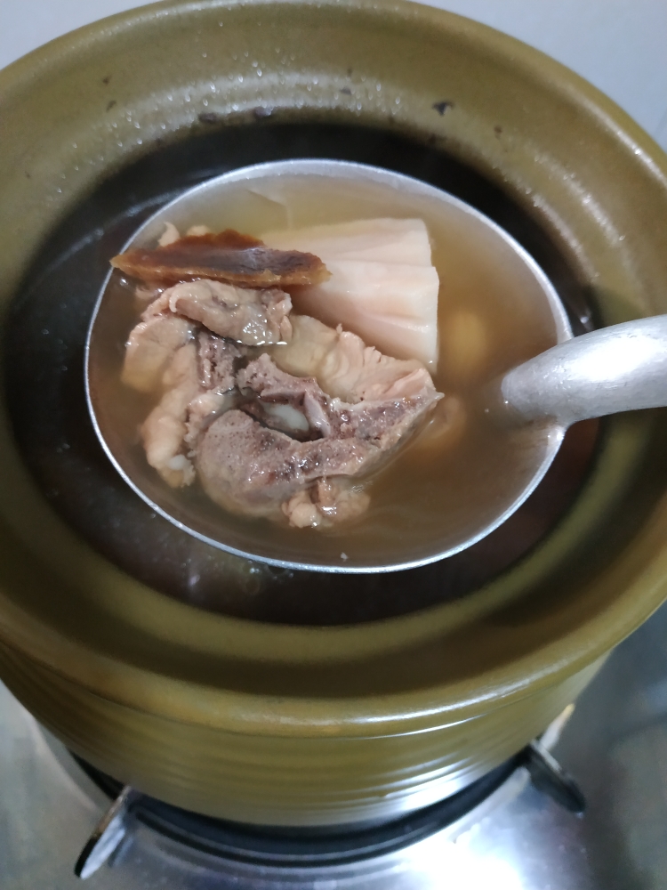 莲藕花生猪尾汤的做法