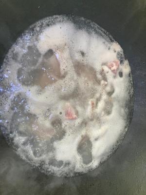 莲藕玉米排骨汤的做法 步骤3