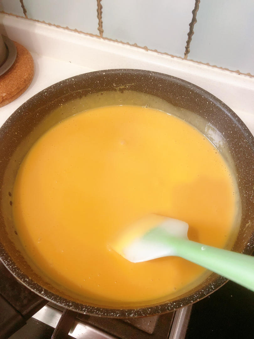 💃奶黄流心月饼——这是可以让你坐稳朋友圈厨霸位置的月饼🥮，没人点赞算我输👎