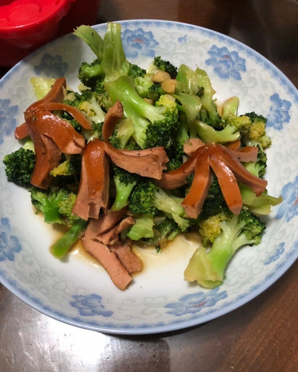 蒜香西兰花炒脆皮肠