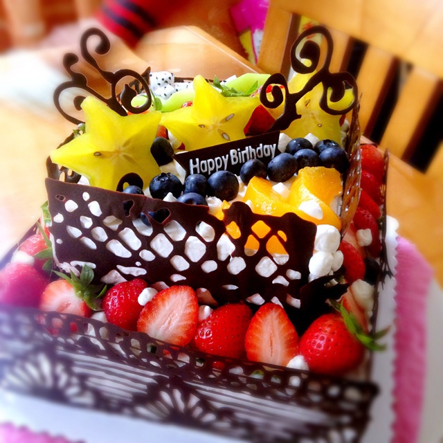 巧克力围边水果蛋糕