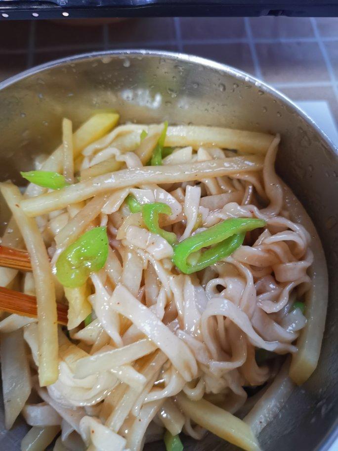 青椒土豆丝炒面