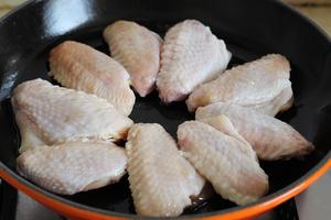 Le creuset酷彩-铸铁锅菜谱#盐煎鸡翅#的做法 步骤1