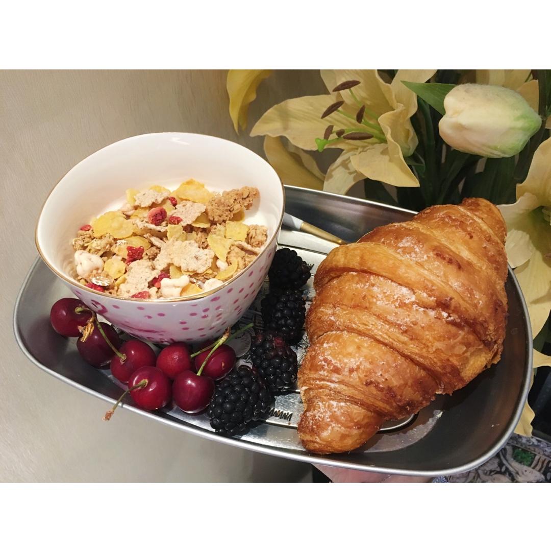 超简单的营养早餐--酸奶麦片