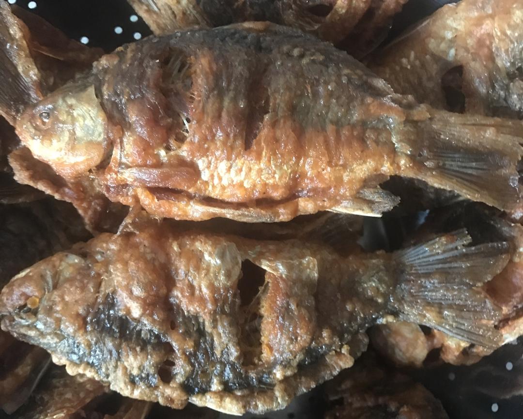炸鲫鱼的做法