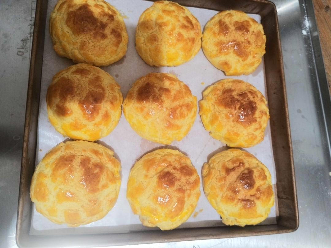 做100款面包の12：在家开茶餐厅!港式菠萝包 –不划格子自然裂开的香酥脆皮！菠萝油/酥皮包