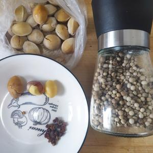 蘑菇白果炖排骨汤的做法 步骤2