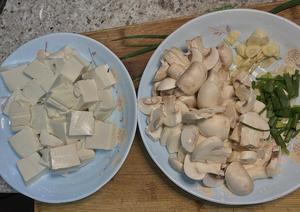 妈妈的家常菜，蘑菇烧豆腐，超下饭，比肉好吃的做法 步骤2