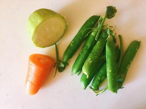 🥕豌豆茭瓜果蔬面的做法 步骤1