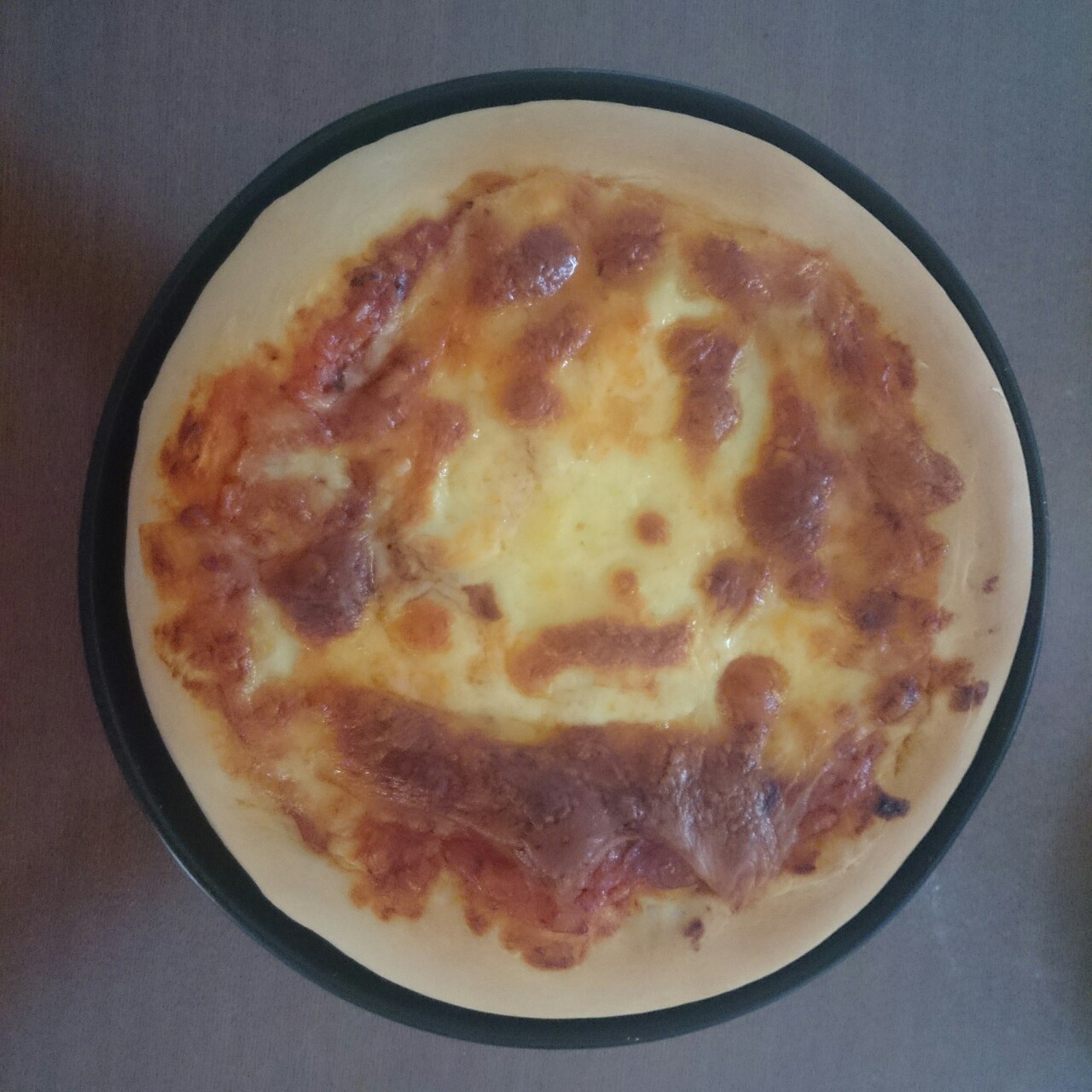 薄饼脆皮火腿pizza
