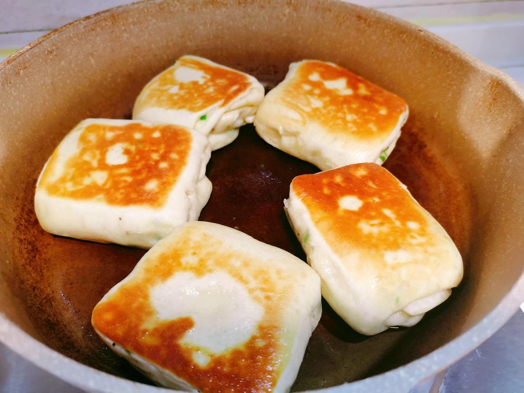 五香葱花饼    葱香四溢   咸香适口   太有食欲了 附细节视频