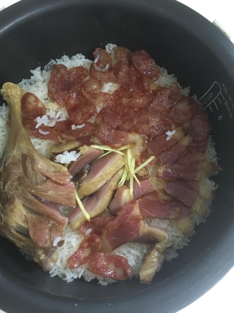 广式腊味煲仔饭