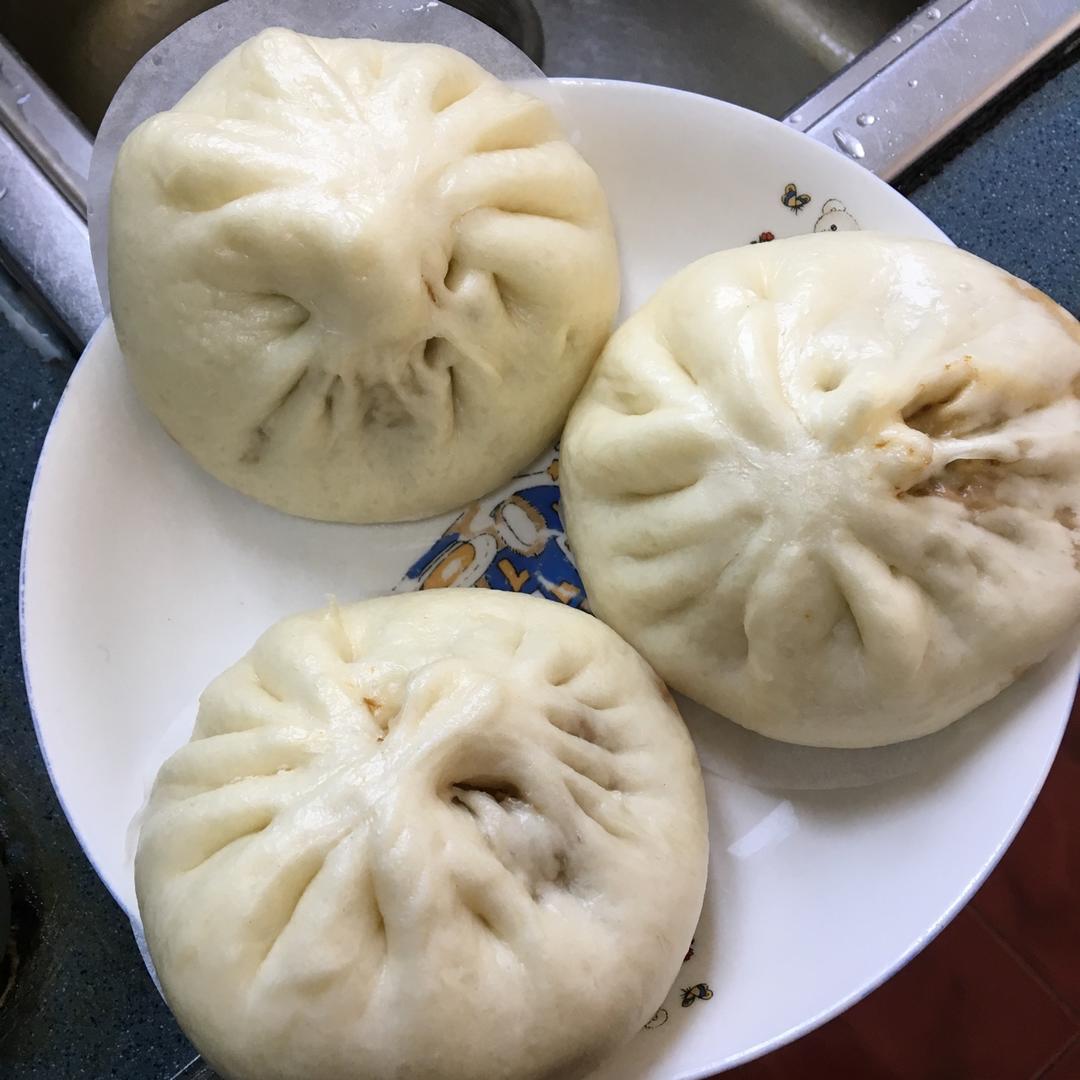 松软多汁的肉包子