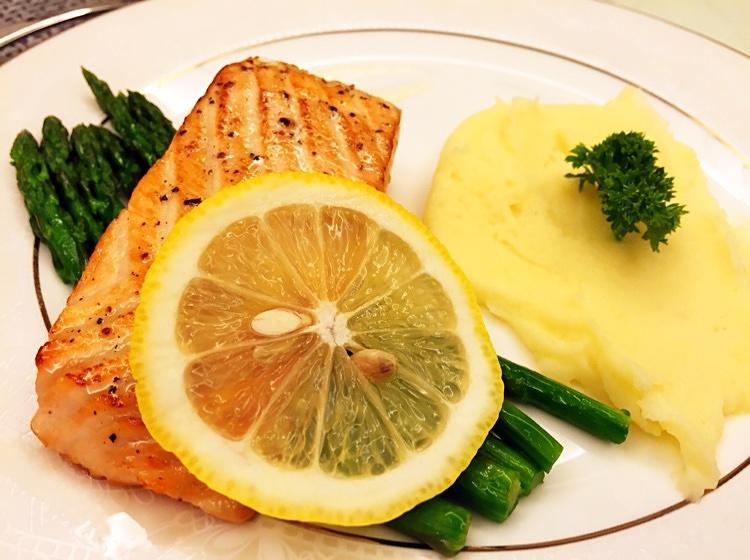 白酱柠香三文鱼配土豆泥的做法